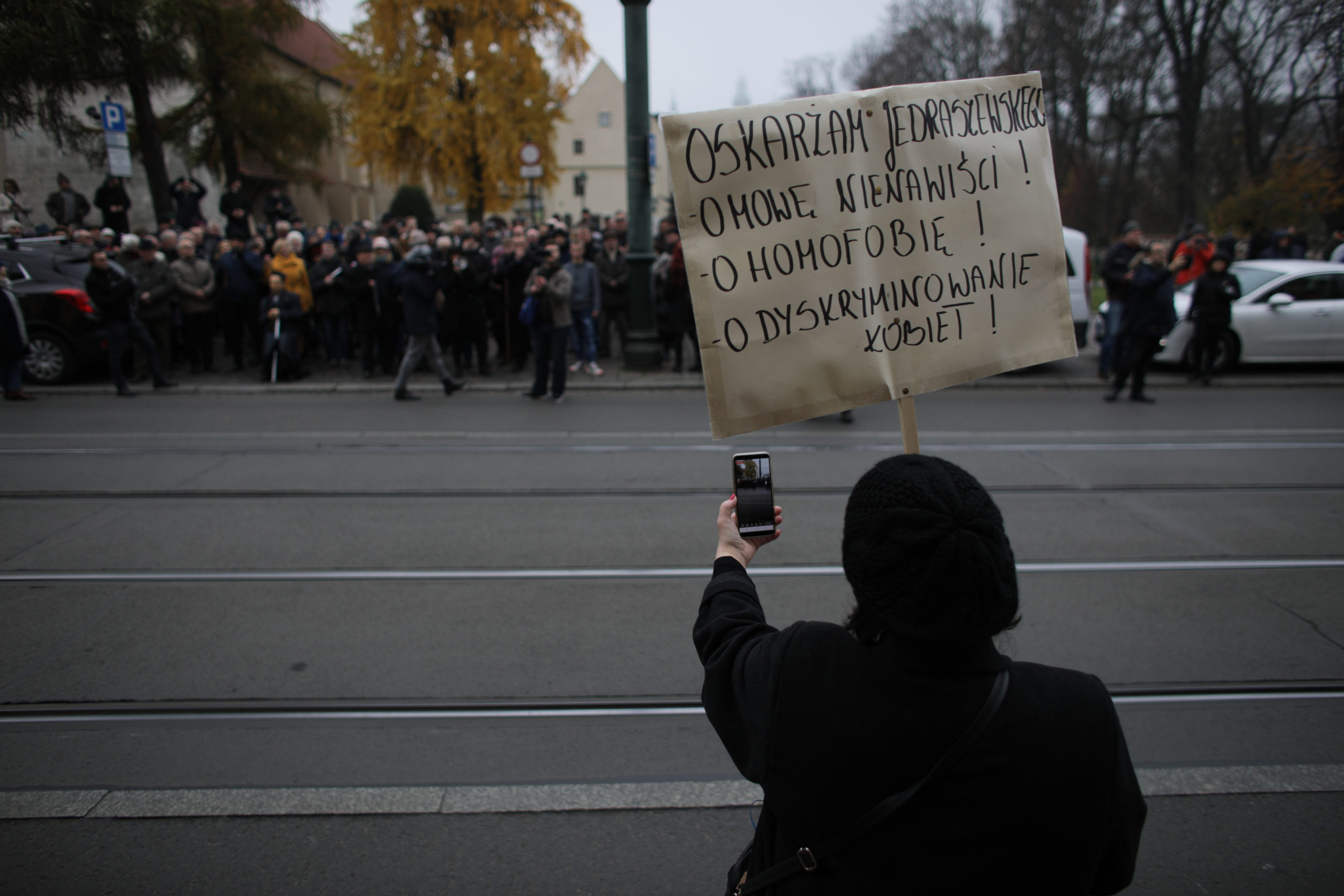 Protesty pod krakowską kurią przeciwko wypowiedziom abp. Marka Jędraszewskiego, 24 listopada 2019 r. / fot. Jakub Włodek / Agencja Gazeta
