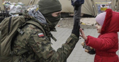 Ukraińska dziewczynka po przekroczeniu polskiej granicy w Medyce, 8 marca 2022 r. fot. Abdulhamid Hosbas / Anadolu / Getty