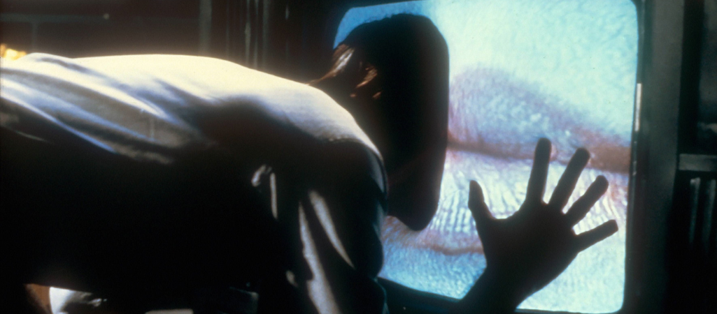 Kadr z filmu "Wideodrom" (1983) Davida Cronenberga fot. Archives du 7e Art / BE&W