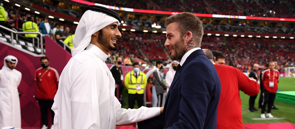 Jeden z ambasadorów mundialu w Katarze, angielski piłkarz David Beckham (po prawej) i brat emira Kataru szejk Jassim ibn Hamad al-Sani przed meczem Tunezja-Algieria rozgrywanym w Katarze, 18 grudnia 2021 r. fot. David Ramos / FIFA/ Getty