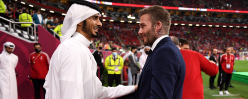 Jeden z ambasadorów mundialu w Katarze, angielski piłkarz David Beckham (po prawej) i brat emira Kataru szejk Jassim ibn Hamad al-Sani przed meczem Tunezja-Algieria rozgrywanym w Katarze, 18 grudnia 2021 r. fot. David Ramos / FIFA/ Getty
