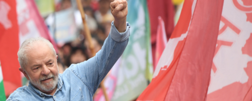 Luiz Inácio Lula da Silva podczas wiecu wyborczego przed drugą turą wyborów prezydenckich, które zakończyły się jego zwycięstwem fot. Daniel Munoz/VIEWpress/Getty