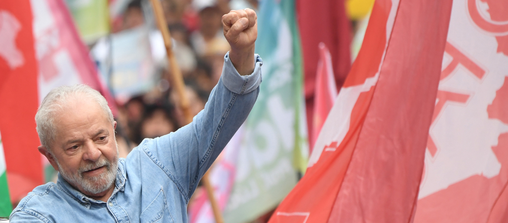 Luiz Inácio Lula da Silva podczas wiecu wyborczego przed drugą turą wyborów prezydenckich, które zakończyły się jego zwycięstwem fot. Daniel Munoz/VIEWpress/Getty