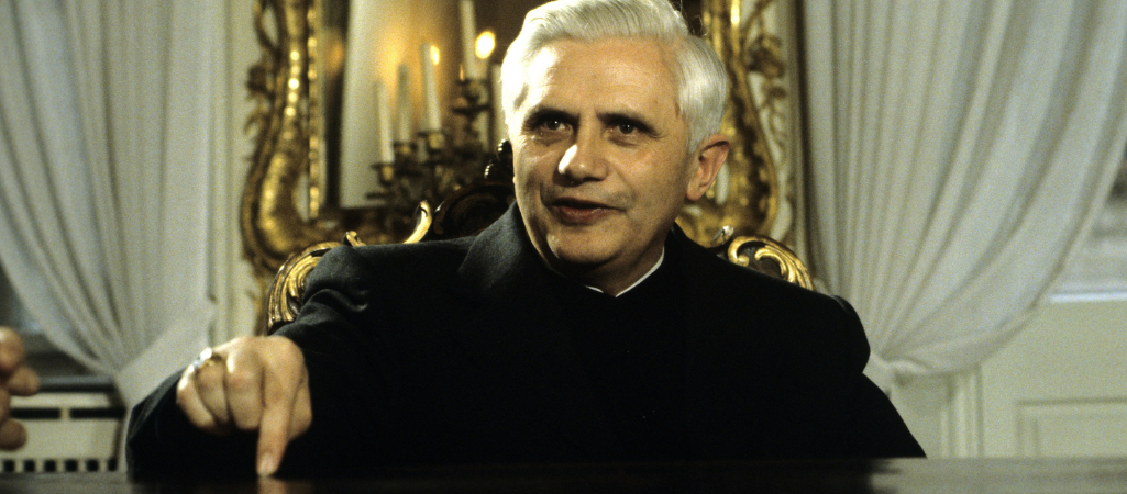 Joseph Ratzinger jako arcybiskup Monachium w swojej rezydencji podczas udzielania wywiadu, 1980 r. fot. Rainer Binder / Ullstein Bild / Getty