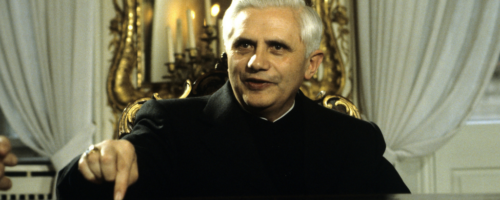 Joseph Ratzinger jako arcybiskup Monachium w swojej rezydencji podczas udzielania wywiadu, 1980 r. fot. Rainer Binder / Ullstein Bild / Getty