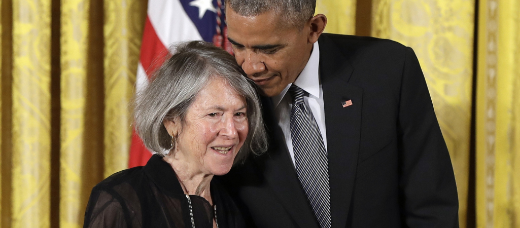 Louise Glück odznaczana przez prezydenta USA Baracka Obamę Narodowym Medalem Humanistycznym, Biały Dom, Waszyngton, 22 września 2016 r. fot. Carolyn Kaster / AP / East News