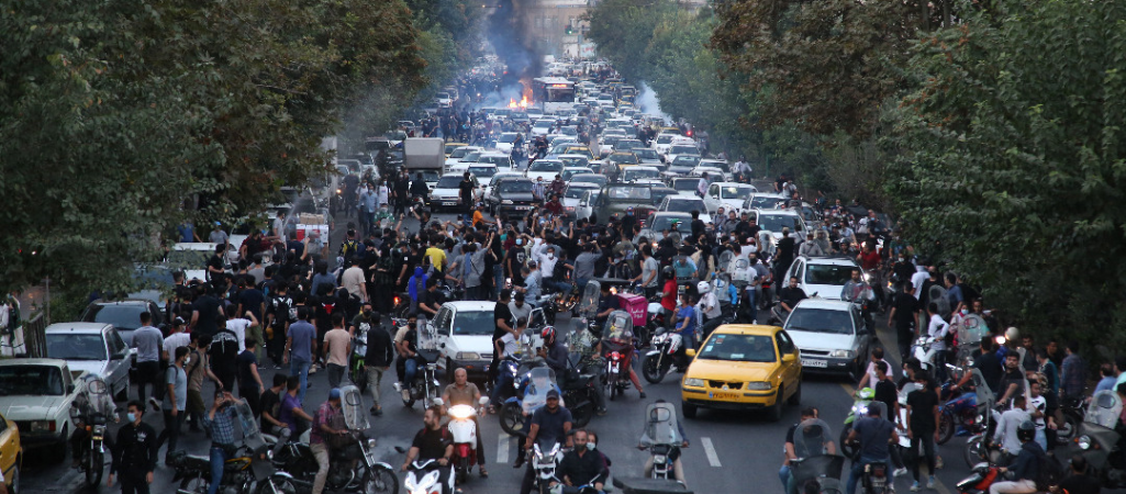 Protesty na ulicach Teheranu po śmierci Mahsy Amini, 21 września 2022 r. Zdjęcie zostało zrobione przez fotografa-amatora, uczestnika zdarzeń fot. AFP / East News
