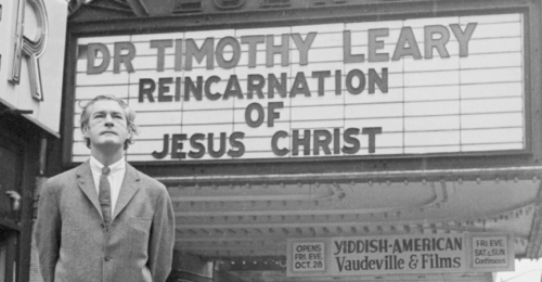 Timothy Leary, słynny badacz prowadzący eksperymenty z psychodelikami, który po zwolnieniu z uczelni stał się guru kontrkultury i rzecznikiem pokojowej rewolucji opartej na zażywaniu LSD, 1966 r. fot. Bettmann / Getty