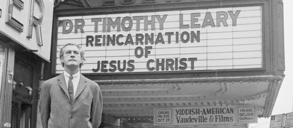 Timothy Leary, słynny badacz prowadzący eksperymenty z psychodelikami, który po zwolnieniu z uczelni stał się guru kontrkultury i rzecznikiem pokojowej rewolucji opartej na zażywaniu LSD, 1966 r. fot. Bettmann / Getty