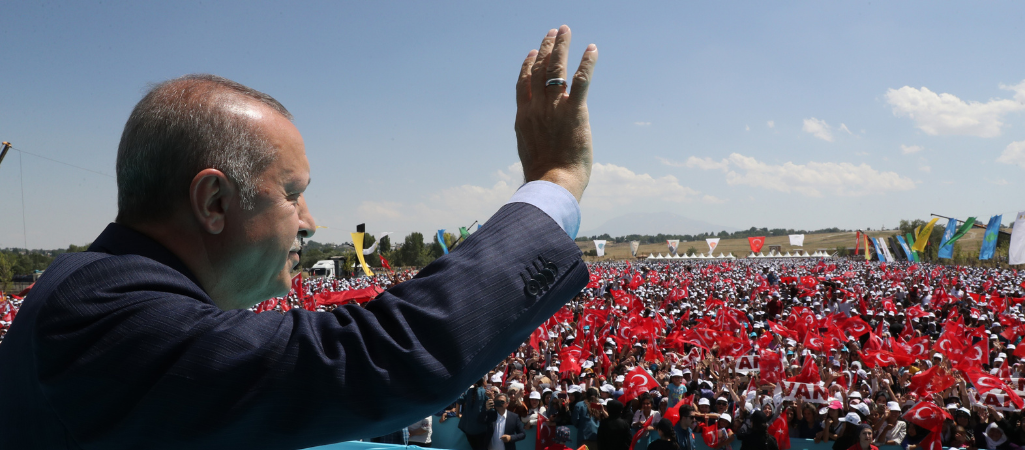 Recep Tayyip Erdoğan pozdrawia tłum zgromadzony na uroczystości 948. rocznicy bitwy pod Manazikertem w Parku Narodowym Malazgirt w Mus we wschodniej Turcji fot. Turkish Presidency / Cem Oksuz / Anadolu / Getty