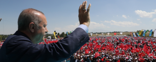 Recep Tayyip Erdoğan pozdrawia tłum zgromadzony na uroczystości 948. rocznicy bitwy pod Manazikertem w Parku Narodowym Malazgirt w Mus we wschodniej Turcji fot. Turkish Presidency / Cem Oksuz / Anadolu / Getty