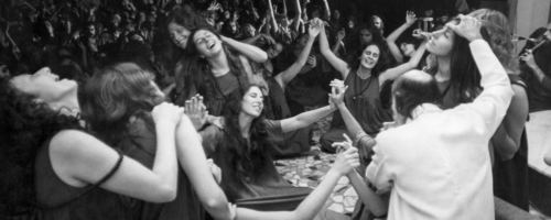 Indyjski „guru seksu” Bhagwan Shree Rajneesh znany też jako Osho (tyłem) wśród swoich wyznawców, Paryż, październik 1979 r. fot. Bernard Charlon / Gamma-Rapho / Getty