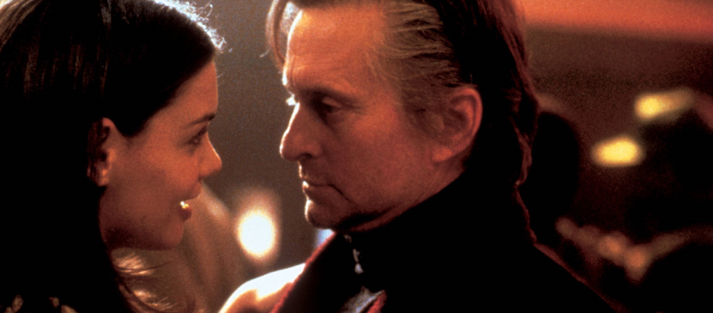 Campus novel na ekranie. Katie Holmes i Michael Douglas w filmie "Cudowni chłopcy" (2000) stanowiącej adaptację powieści Michaela Chabona pod tym samym tytułem, opowiadającej o starzejącym się wykładowcy literatury, który zmaga się z kryzysem twórczym i romansem na uniwersytecie fot. BE&W