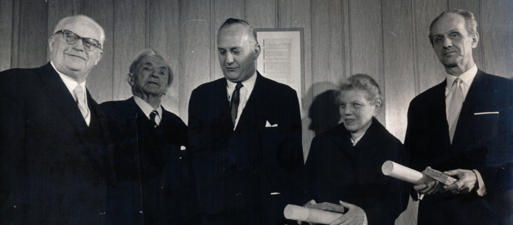 Ambasador Izraela w RFN Asher Ben-Natan wręcza nagrody Niemcom, którzy pomagali Żydom w czasie II wojny światowej, Kolonia, 1966 r. Na zdjęciu druga z prawej Gertruda Luckner, działaczka katolickiego ruchu na rzecz pokoju, jedna z odważnych chrześcijanek przeciwstawiających się antysemityzmowi fot. Keystone / East News
