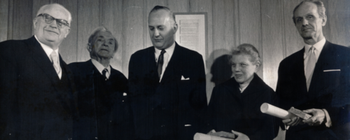 Ambasador Izraela w RFN Asher Ben-Natan wręcza nagrody Niemcom, którzy pomagali Żydom w czasie II wojny światowej, Kolonia, 1966 r. Na zdjęciu druga z prawej Gertruda Luckner, działaczka katolickiego ruchu na rzecz pokoju, jedna z odważnych chrześcijanek przeciwstawiających się antysemityzmowi fot. Keystone / East News