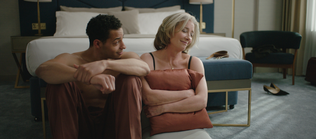 Daryl McCormack i Emma Thompson w filmie Sophie Hyde "Powodzenia, Leo Grande". Film gra ze społecznymi stereotypami dotyczącymi ról płciowych – opowiada o emerytowanej nauczycielce, która chcąc wreszcie doświadczyć satysfakcji w seksie, korzysta z usług młodego pracownika seksualnego fot. Forum Film