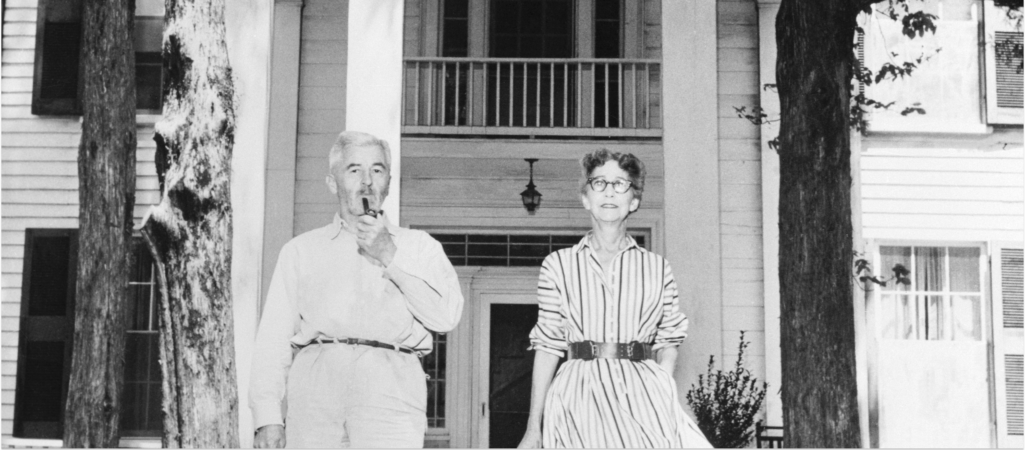William Faulkner z żoną Estelle przed swoją rezydencją Rowak Oak niedaleko Oxford w stanie Missisipi, fot. Bettmann/Getty