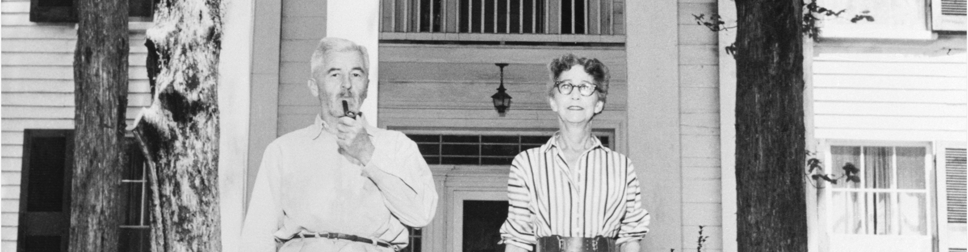 William Faulkner z żoną Estelle przed swoją rezydencją Rowak Oak niedaleko Oxford w stanie Missisipi, fot. Bettmann/Getty