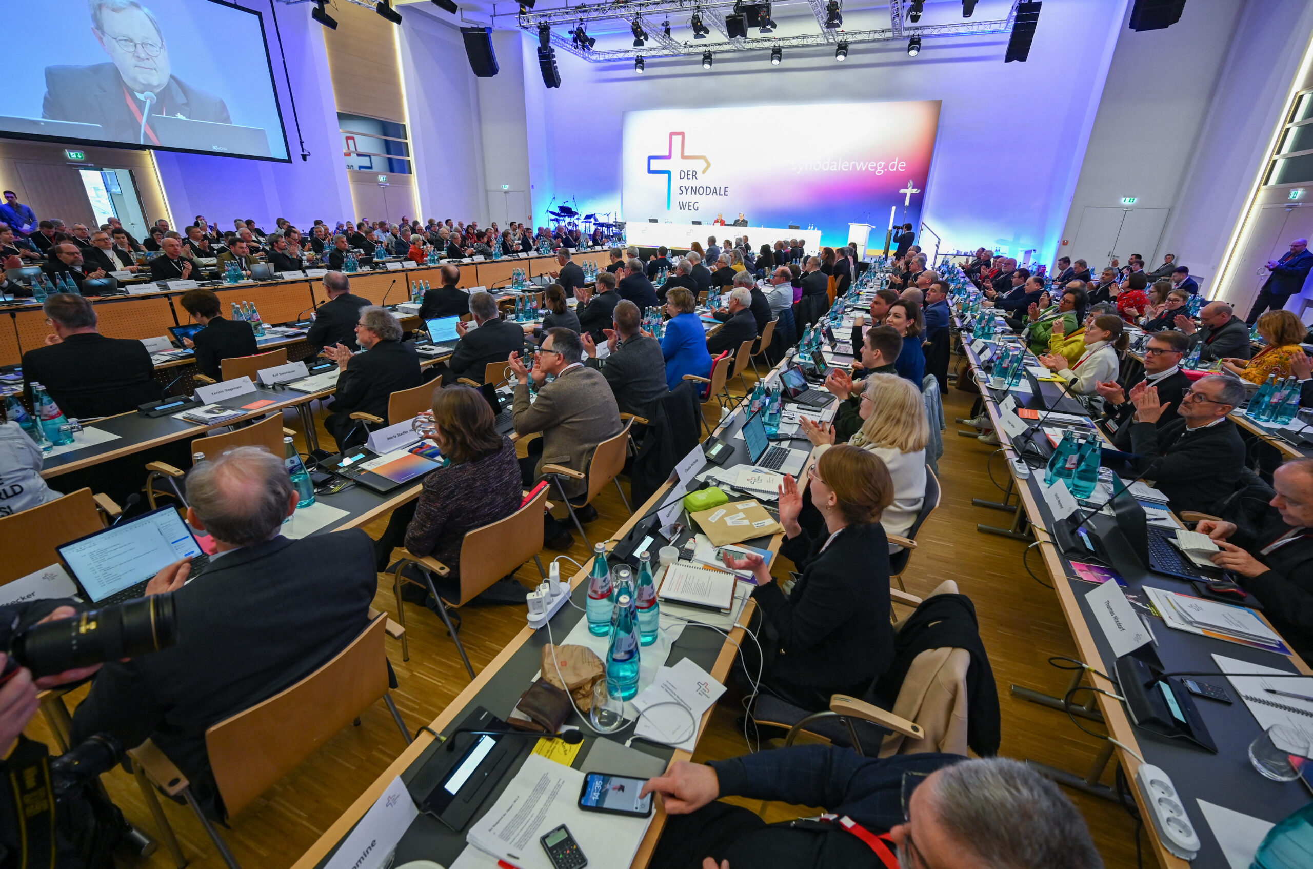 Frankfurt nad Menem, zgromadzenie Drogi Synodalnej, 9 marca 2023 r. fot. Arne Dedert / AFP / East News