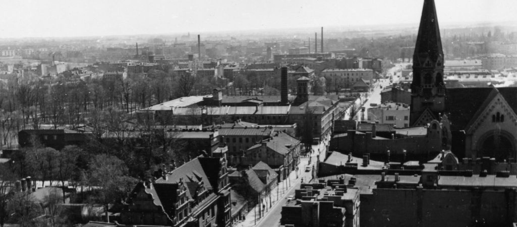 Widok z wieży katedry na ul. Piotrkowską w stronę pl. Reymonta, lata 60. XX w. fot. Wacław Kamiński / miastograf.pl (CC BY-NC-SA)