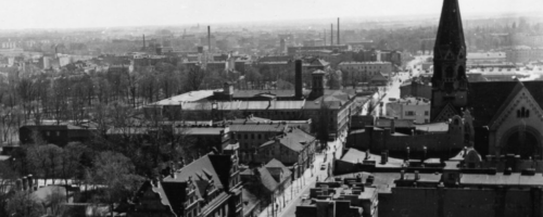 Widok z wieży katedry na ul. Piotrkowską w stronę pl. Reymonta, lata 60. XX w. fot. Wacław Kamiński / miastograf.pl (CC BY-NC-SA)