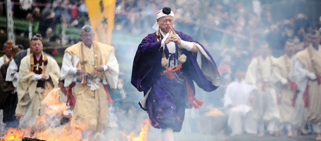 Chodzenie po rozżarzonych węglach to rytuał znany w wielu kulturach: od Bułgarii po Japonię. Na zdjęciu japońska ceremonia Saito Goma-ku fot. David Mareuil / Anadolu / Getty