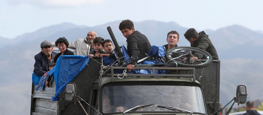 Etniczni Ormianie uciekający z Górskiego Karabachu po przejęciu jego terytorium przez Azerbejdżan, 26 września 2023 r. fot. Stepan Poghosyan / Photolure / AP / East News
