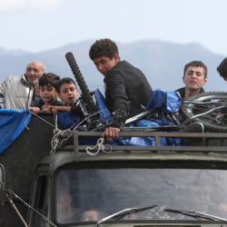 Etniczni Ormianie uciekający z Górskiego Karabachu po przejęciu jego terytorium przez Azerbejdżan, 26 września 2023 r. fot. Stepan Poghosyan / Photolure / AP / East News