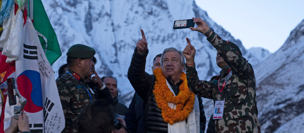 Sekretarz generalny ONZ Antonio Guterres w obozie pod Annapurną na wysokości 3230 m n.p.m. obserwuje znikający obszar pokrywy śnieżnej Himalajów fot. Yunish Gurung / AP / East News