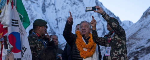 Sekretarz generalny ONZ Antonio Guterres w obozie pod Annapurną na wysokości 3230 m n.p.m. obserwuje znikający obszar pokrywy śnieżnej Himalajów fot. Yunish Gurung / AP / East News