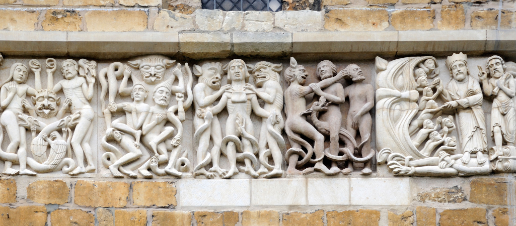Seksualnie nacechowane płaskorzeźby na średniowiecznej katedrze w Lincoln w Anglii – ukazują one m.in. karę dla homoseksualnych mężczyzn fot. Michael Grant / Alamy