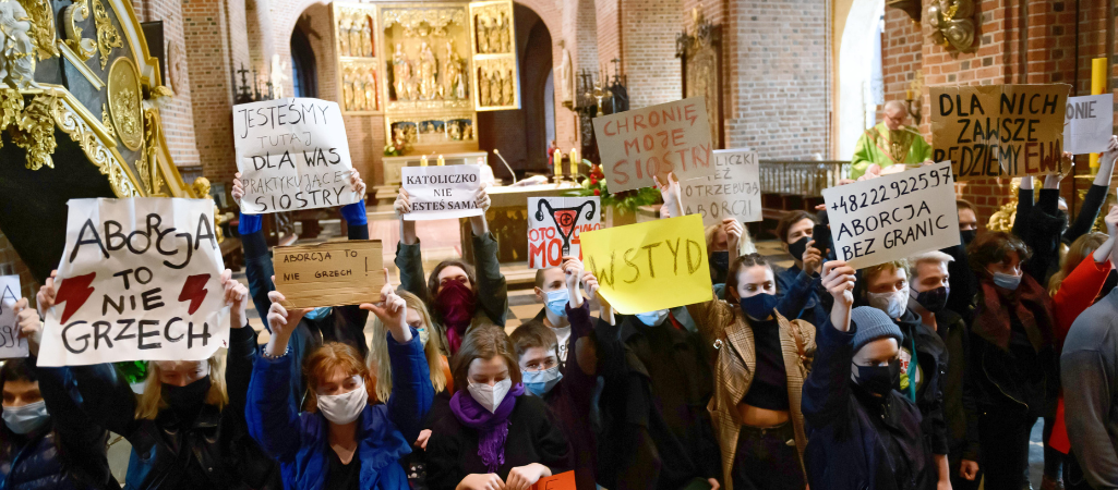 Protest przeciwko zaostrzeniu prawa antyaborcyjnego w poznańskiej katedrze, 25 października 2020 r. fot. Jakub Kaczmarczyk / PAP