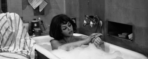 Kalina Jędrusik w roli samozwańczej detektywki w filmie "Lekarstwo na miłość" (1965). To adaptacja powieści Joanny Chmielewskiej, matronki polskiej odmiany „literatury kocykowej” fot. Polfilm / East News