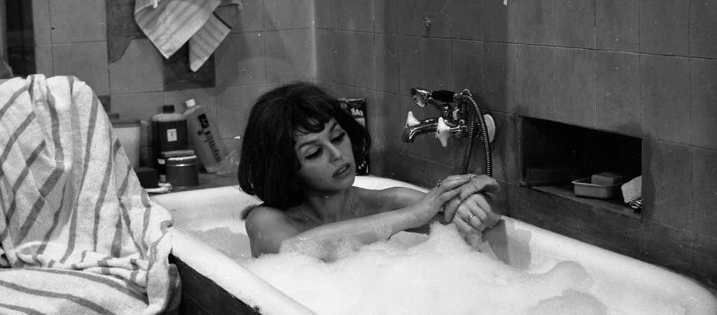 Kalina Jędrusik w roli samozwańczej detektywki w filmie "Lekarstwo na miłość" (1965). To adaptacja powieści Joanny Chmielewskiej, matronki polskiej odmiany „literatury kocykowej” fot. Polfilm / East News