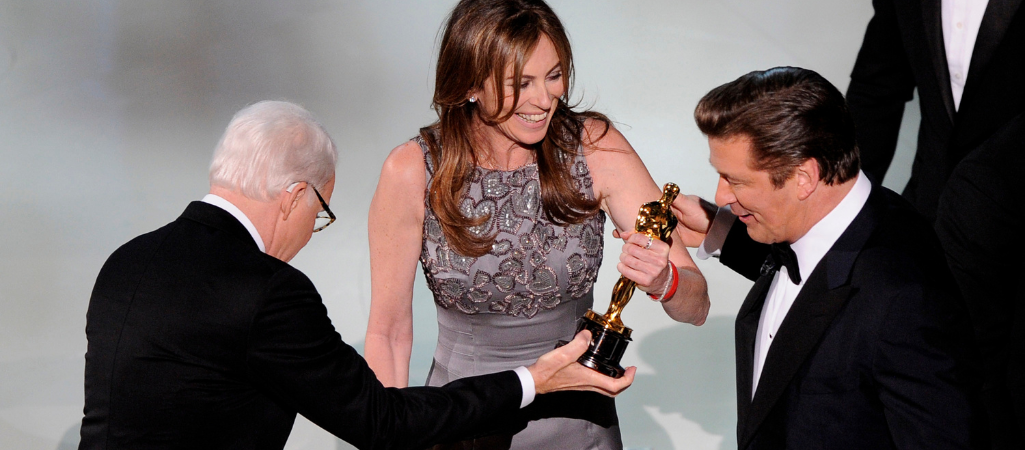 Kathryn Bigelow z Oscarami za „The Hurt Locker. W pułapce wojny", Los Angeles, 7 marca 2010 r. Bigelow była pierwszą kobietą w historii nagrodzoną Oscarem za reżyserię (w ostatnich latach dołączyły do niej Chloe Zhao i Jane Campion) fot. Mark J. Terrill / AP / East News