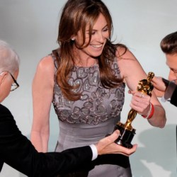 Kathryn Bigelow z Oscarami za „The Hurt Locker. W pułapce wojny", Los Angeles, 7 marca 2010 r. Bigelow była pierwszą kobietą w historii nagrodzoną Oscarem za reżyserię (w ostatnich latach dołączyły do niej Chloe Zhao i Jane Campion) fot. Mark J. Terrill / AP / East News