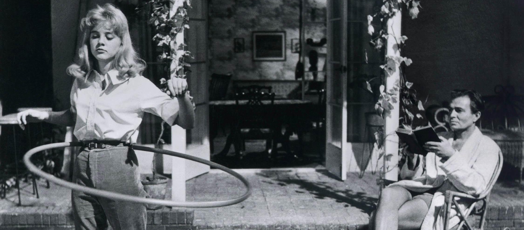 Opublikowana w 1955 r. Lolita Vladimira Nabokova opowiada o dorosłym mężczyźnie, który przeżywa erotyczną fascynację 12-letnią dziewczynką. Książka oskarżana o pornografię długo nie znajdowała wydawcy. Na zdjęciu kadr z ekranizacji powieści w reżyserii Stanleya Kubricka fot. Alamy / BE&W
