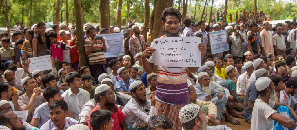Manifestacja ludności Rohindża w piątą rocznicę ich masowej migracji z Birmy do Bangladeszu. Musieli uciekać przed represjami potęgowanymi przez media społecznościowe pomagające w szerzeniu mowy nienawiści, Cox Bazar, Bangladesz, 25 sierpnia 2022 r. fot. Monirul Alam / EPA / PAP