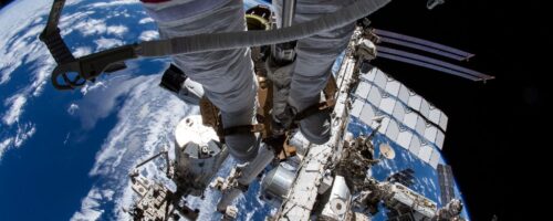 Widok na Miedzynarodowa Stacje Kosmiczna z perspektywy kamery zamontowanej w kombinezonie astronauty fot. NASA