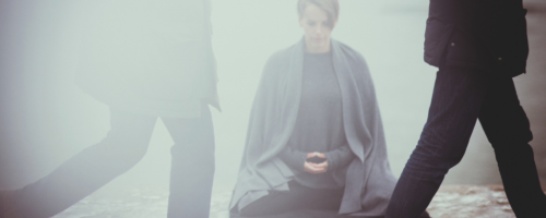 Fotografia z projektu „Przenikanie. Twarzą do ściany", którego celem było ukazanie stanu przejścia w medytacji: z chaosu w porządek, z hałasu w ciszę, z jasności w ciemność i na odwrót fot. dzięki uprzejmości Joanny Jurgi
