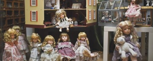 Domki dla lalek i ich porcelanowe, wystrojone mieszkanki tworzono dla uciechy i nauki najmłodszych. Ich kunsztowne okazy stanowiły jednak przede wszystkim przejaw statusu włascicieli. fot. PATRICIA DE MELO MOREIRA / AFP / EAST NEWS