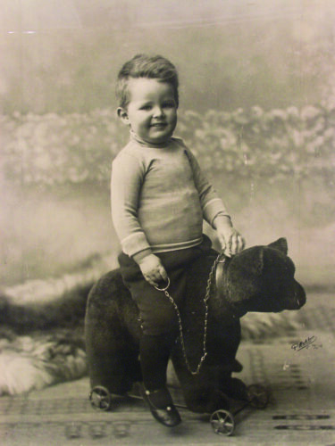 Il. 2.  Holenderski chłopiec z niedźwiedziem firmy Steiff, 1908  fot. W.J. van Zanen. Spelgoedmuseum, Deventer