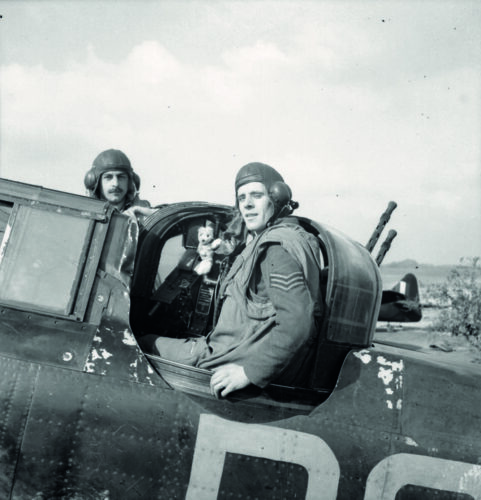 Il. 6. Załoga pilotów RAF-u z misiem maskotką, 1939–1945   fot. Alamy/BE&W