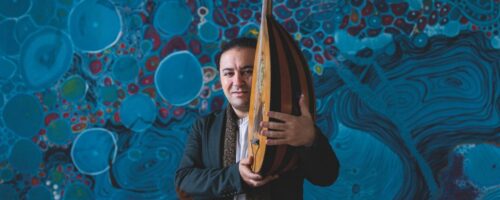 Wassim Ibrahim i jego ud (instrument nazywany również lutnią arabską) fot. Jakub Włodek / Agencja Wyborcza.pl