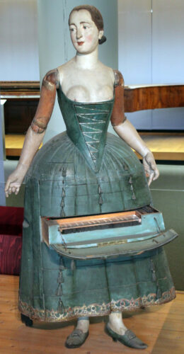 Il. 3. Figura damy z wbudowanym klawikordem, ok. 1780. Germanisches Nationalmuseum, Norymberga fot. Anagoria;