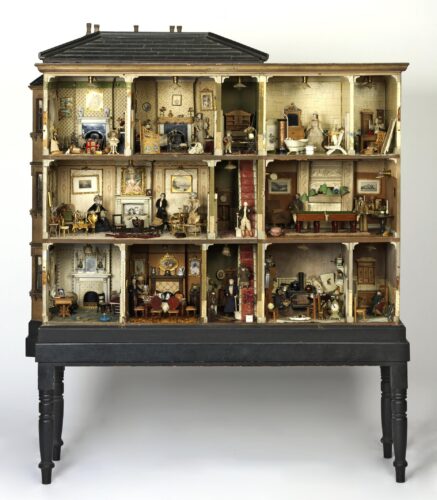 Domek dla lalek Amy Miles, Anglia, ok. 1890. 119,5 &times; 135 &times; 44,5 cm. Young Victoria & Albert Museum, Londyn