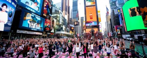 Joga na&nbsp;Times Square — ilustracja