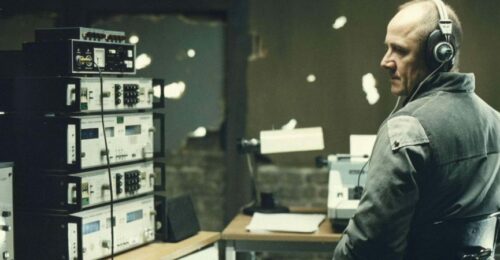 Stara szkoła inwigilacji. Kadr z filmu Życie na podsłuchu, na zdjęciu Ulrich Mühe wcielający się w rolę kapitana Wieslera fot. Archives du 7e Art/BE&W