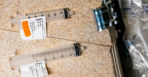 Zużyte strzykawki wykorzystane podczas medycznego wspomagania umierania (MAID), czyli procedury eutanazji