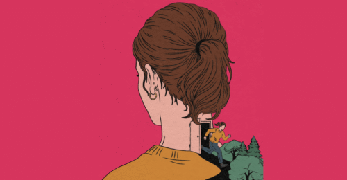 Ilustracja przedstawiająca kobietę odwróconą tyłem, widoczną od ramion w górę. Na jej karku znajdują się prostokątne drzwi, z których wychodzi mała postać biegnąca w stronę zielonych drzew. Tło jest jednolicie różowe